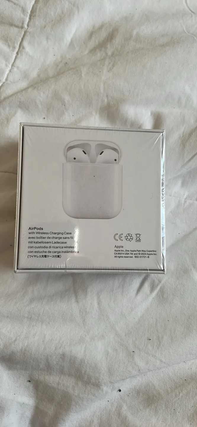 New Apple AirPods with Wireless Charging Case image indicator(5)