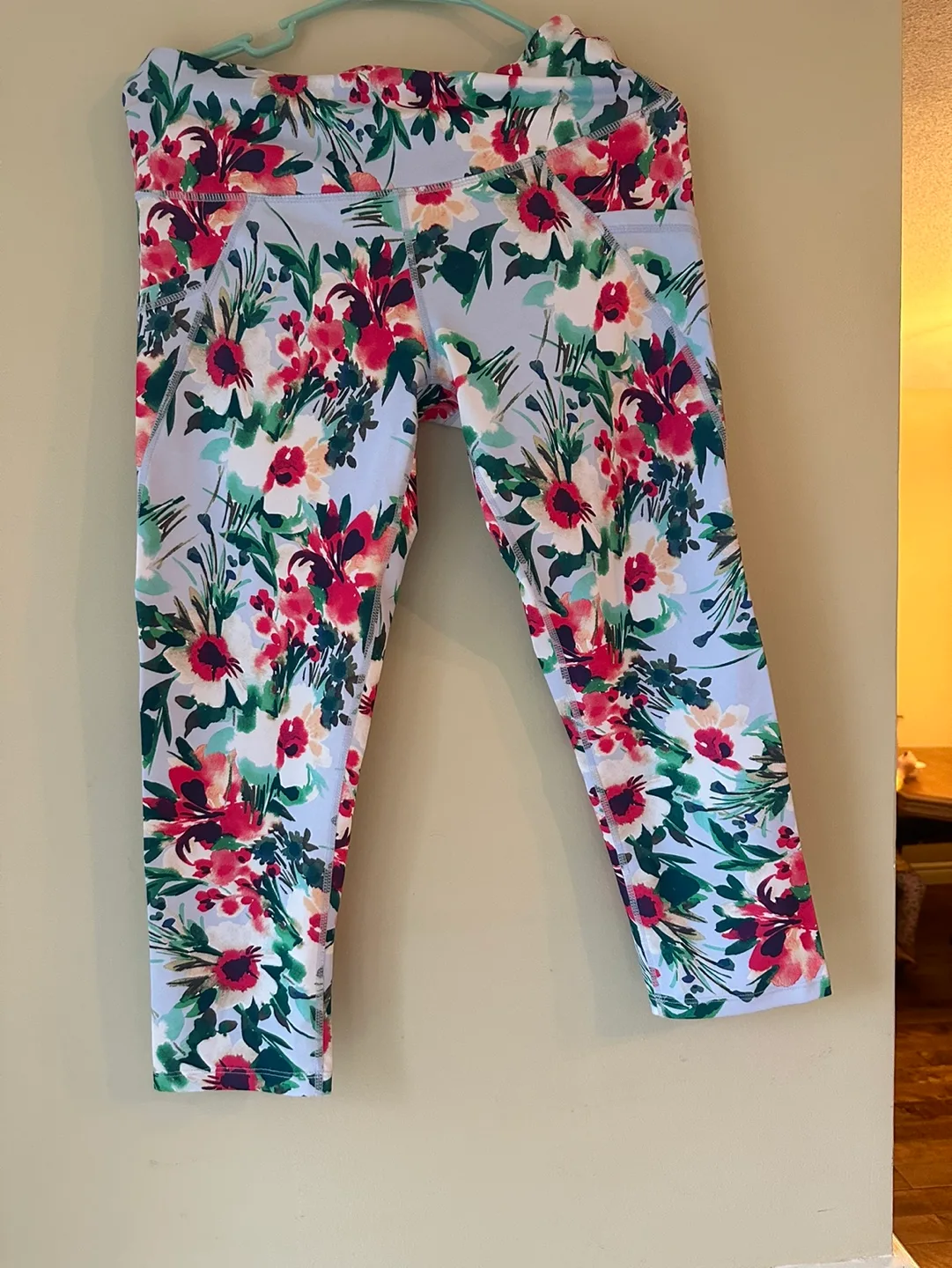 Apana Women's Medium Floral Capri Leggings thumbnail