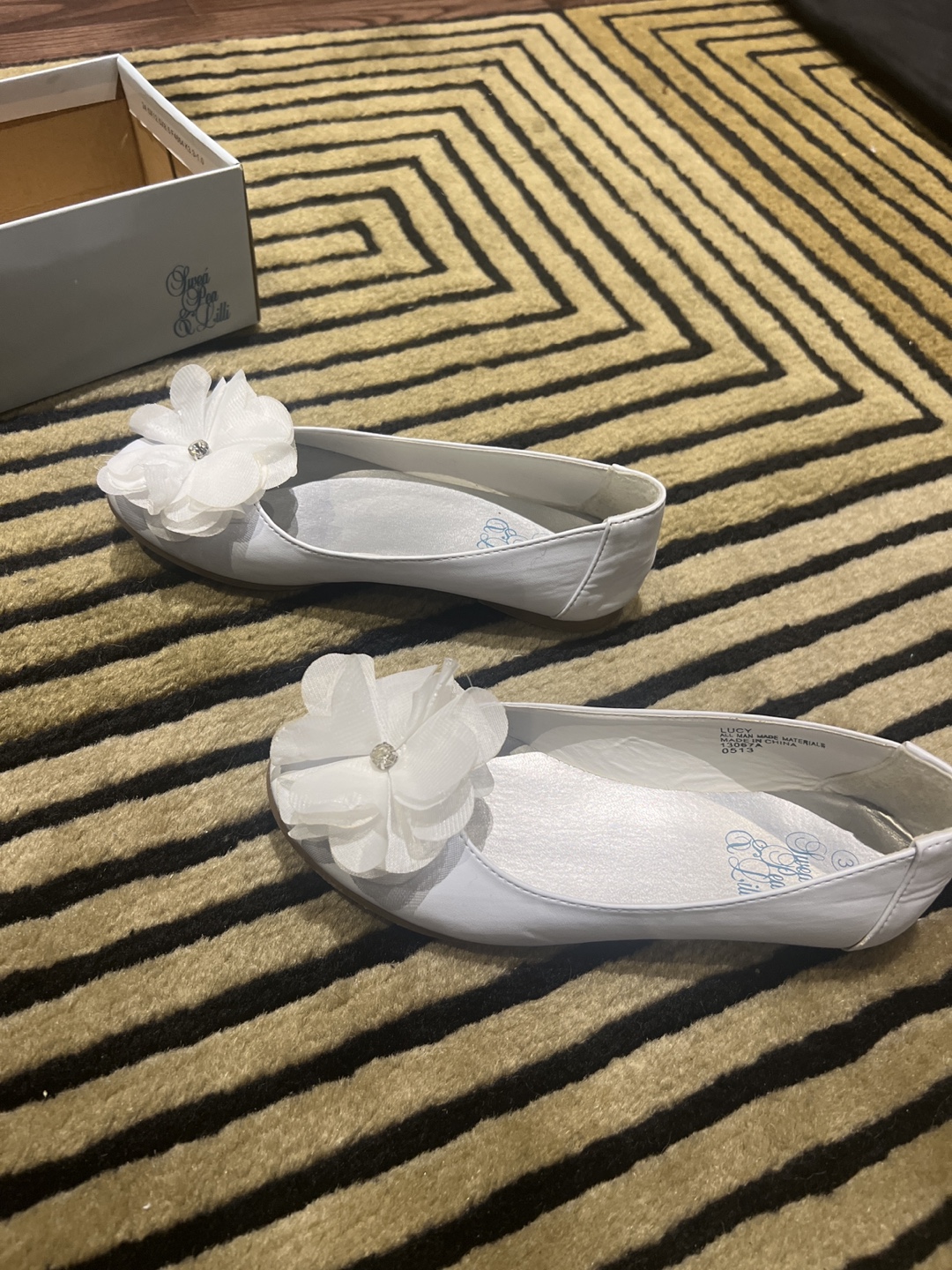 Girls' Size 3 White Flower Flats dress shoes - photo 2