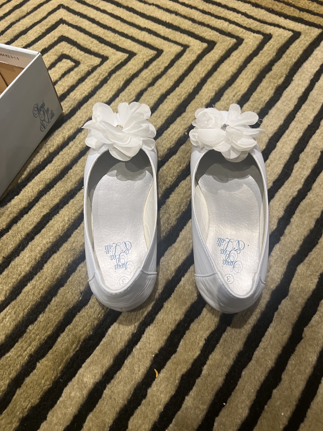 Girls' Size 3 White Flower Flats dress shoes - photo 3
