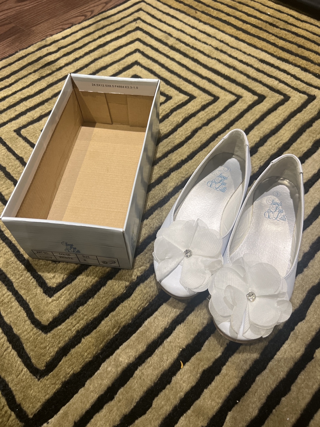 Girls' Size 3 White Flower Flats dress shoes