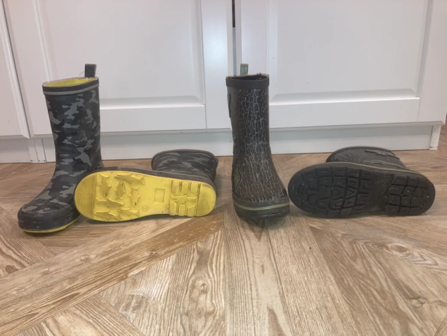 Size 2 kids' rain boots image indicator(2)