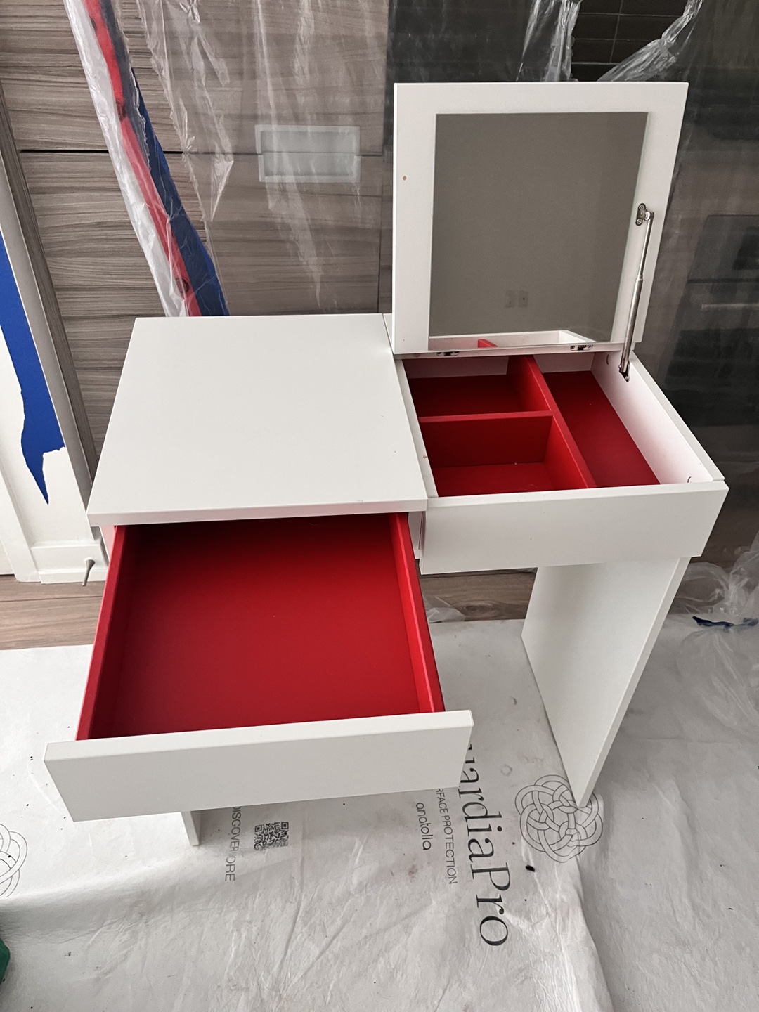 White Makeup Table with Mirror and Drawers - photo 2