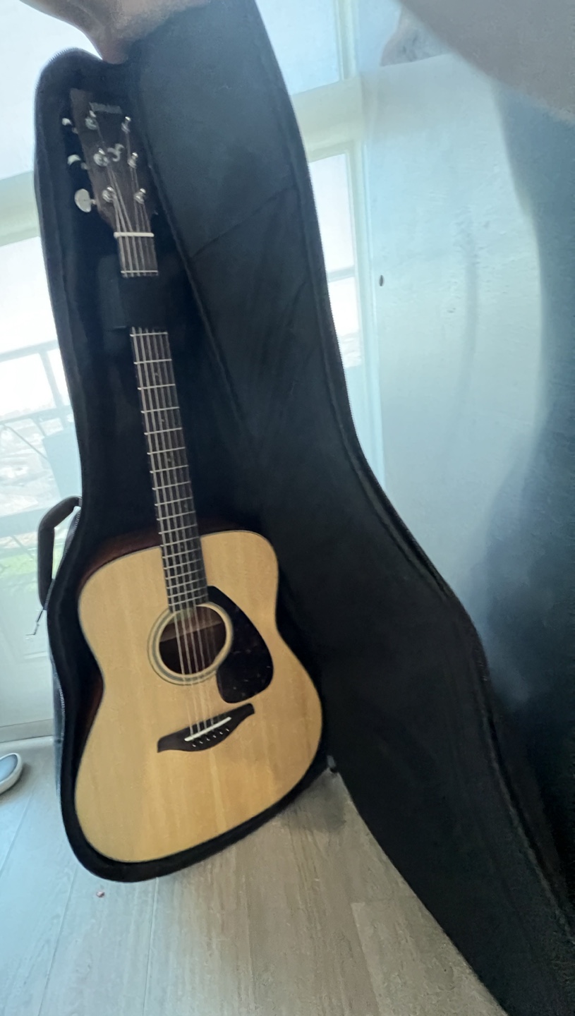 Yamaha Acoustic Guitar With Carrying Casw