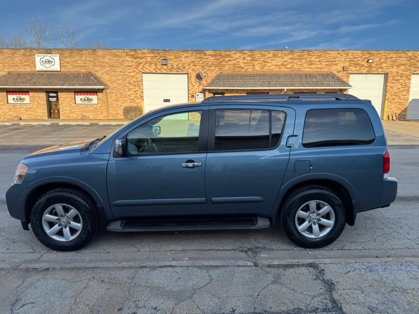 2012 Nissan Armada · SV Sport Utility 4D image indicator(4)