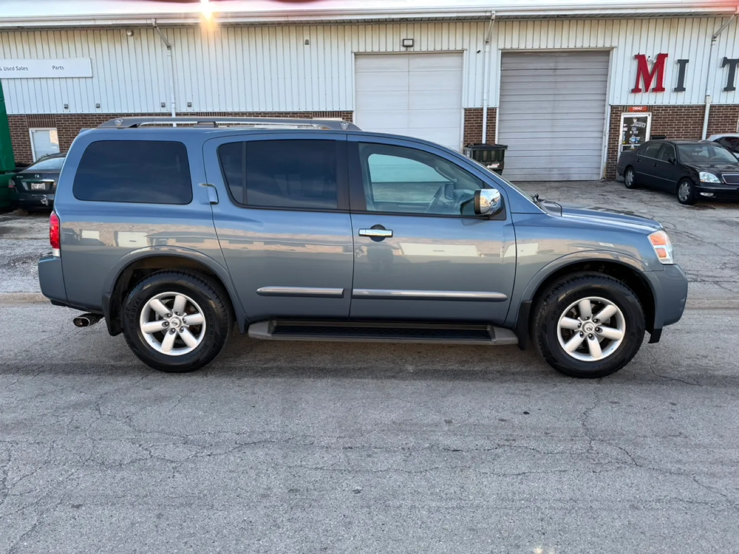 2012 Nissan Armada · SV Sport Utility 4D image indicator(2)