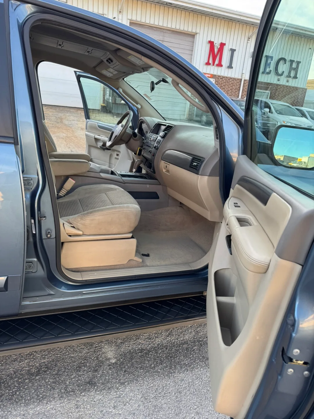 2012 Nissan Armada · SV Sport Utility 4D image indicator(8)