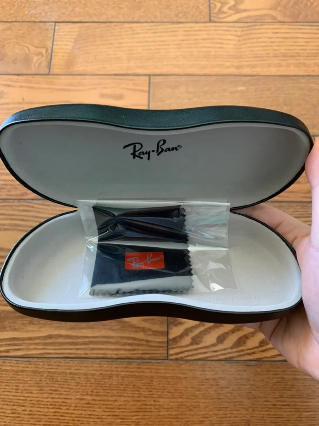 Ray-Ban Eyeglass Case with Cleaning Cloth image indicator(2)