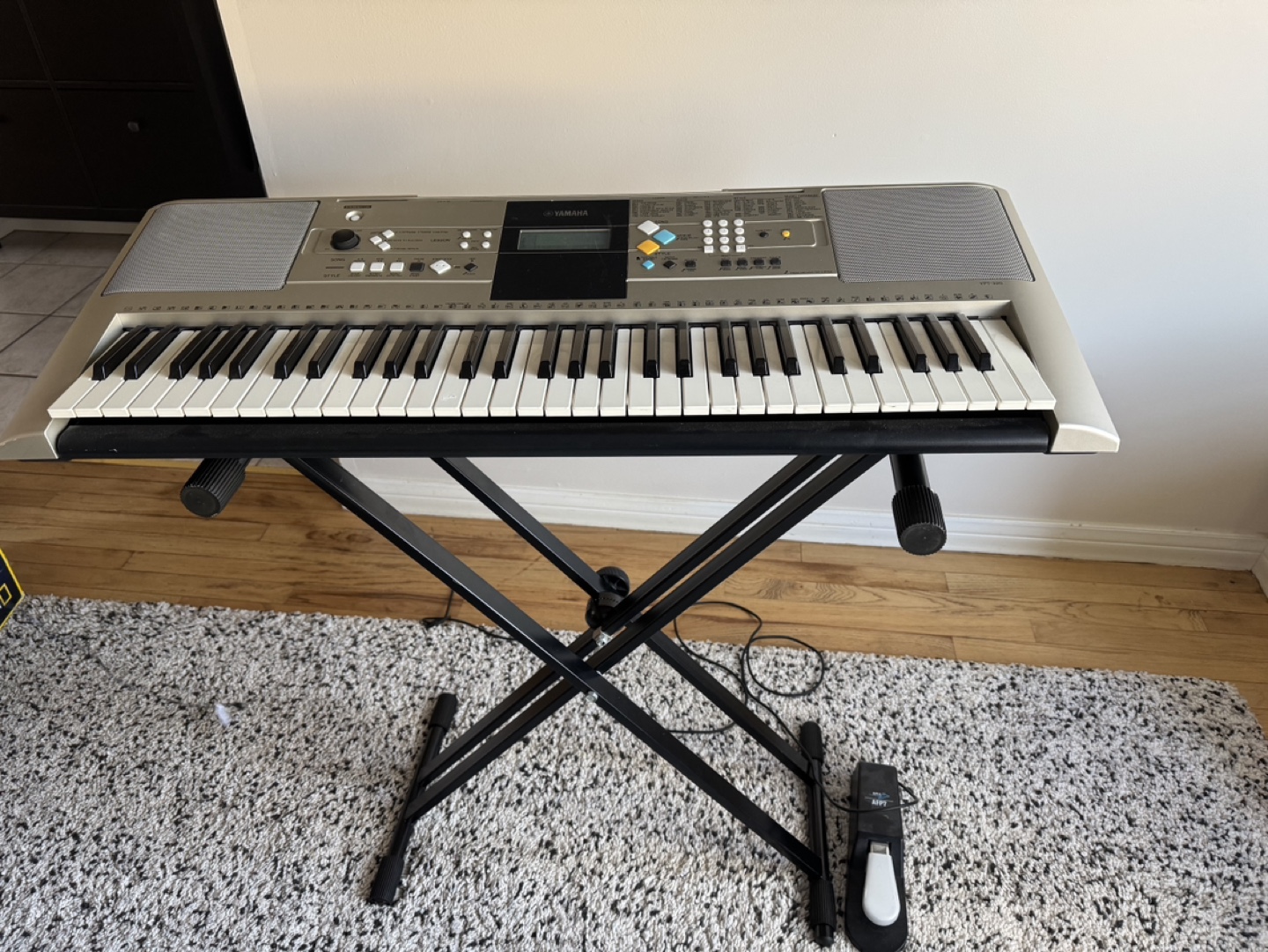 Yamaha YPT-320 Digital Keyboard with Stand and Sustain Pedal