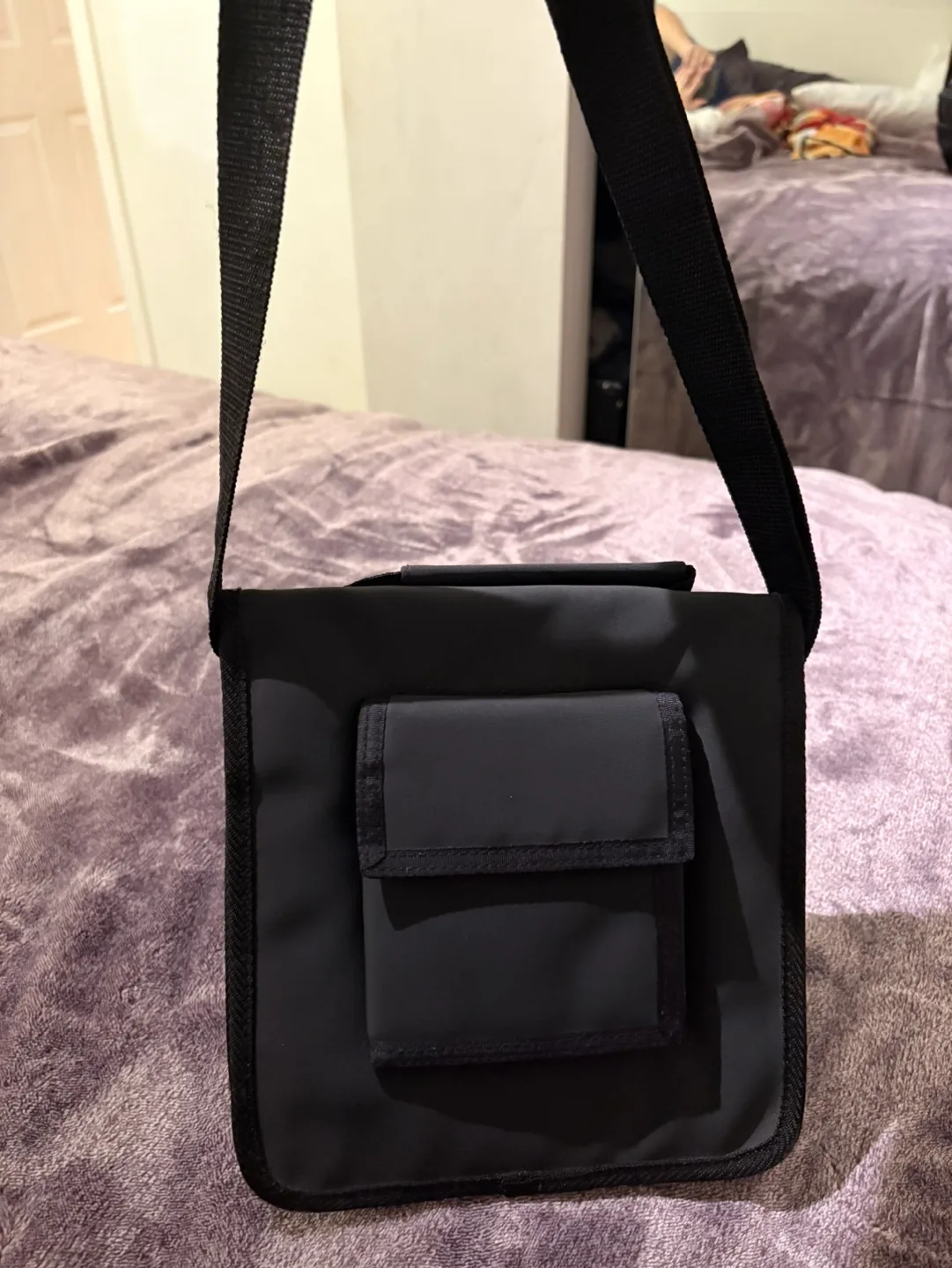 Black Crossbody Bag with Multiple Compartments image indicator(3)