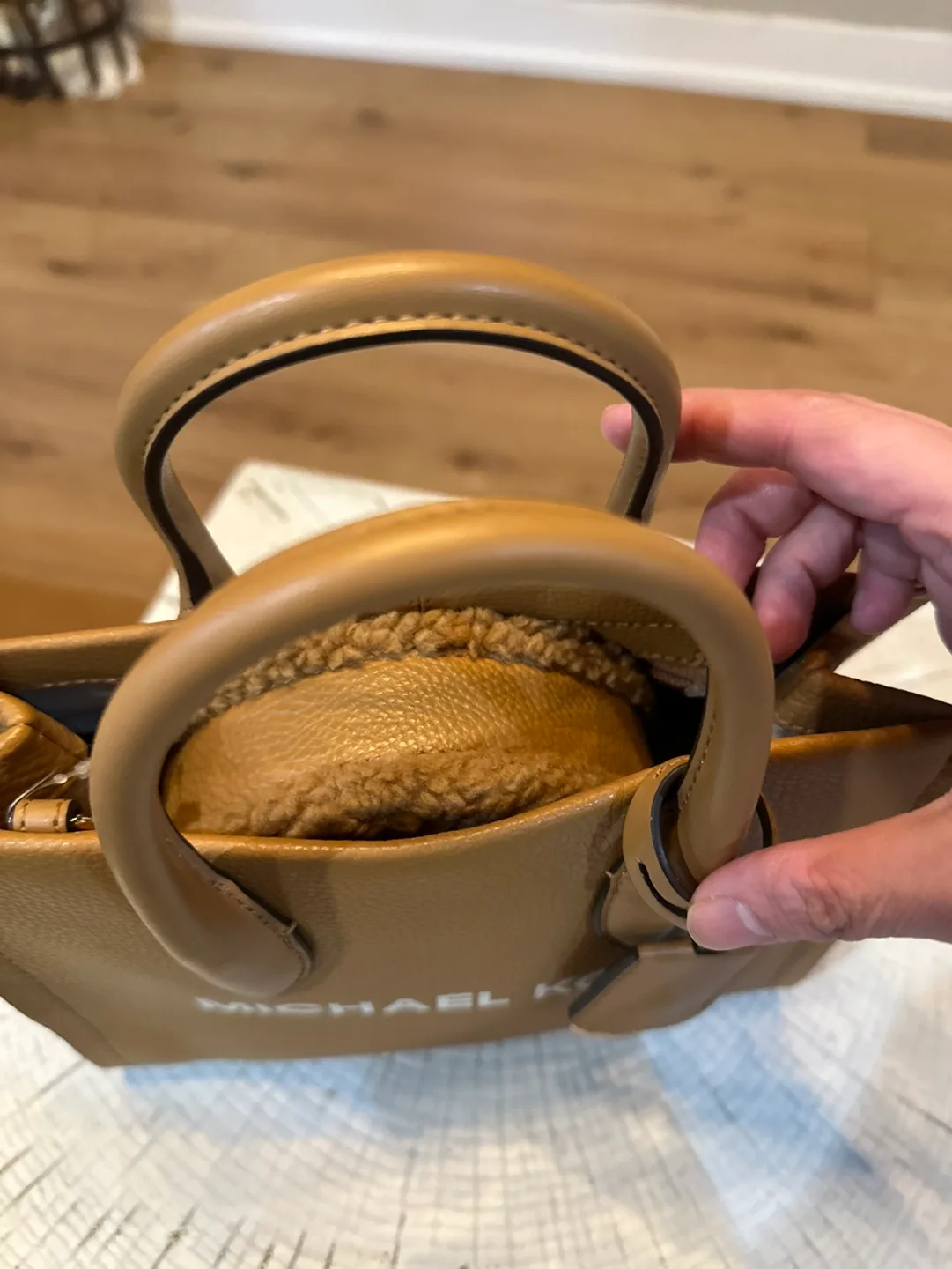 Authentic NWT Michael Kors Tan Leather Tote Bag image indicator(2)