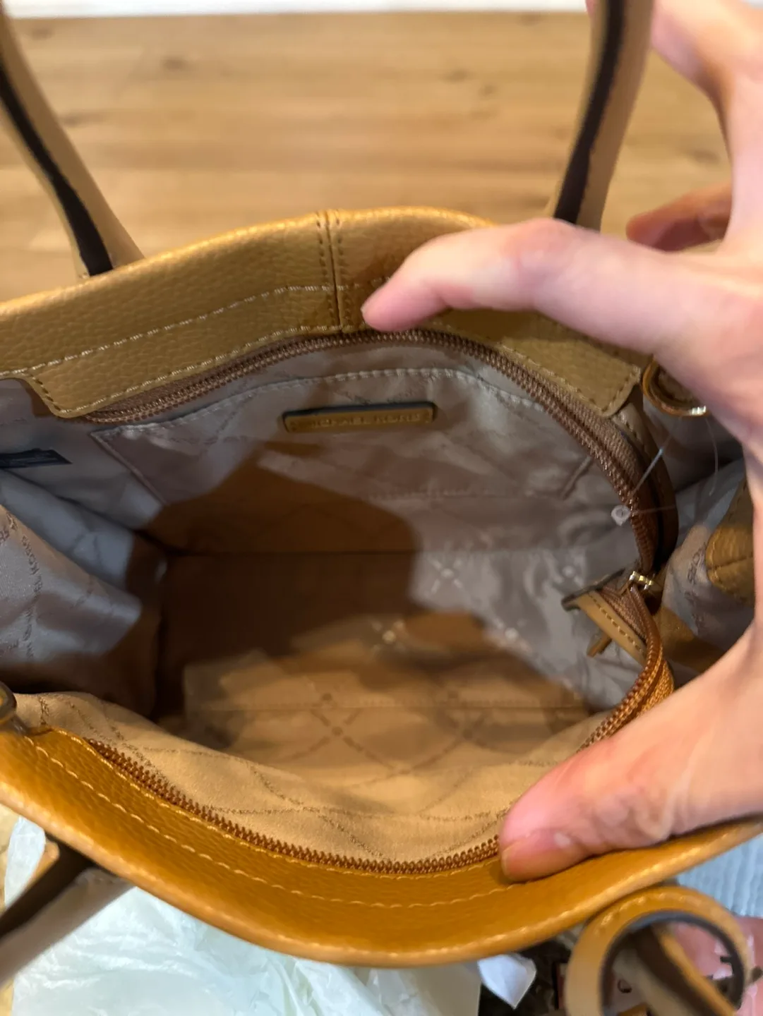 Authentic NWT Michael Kors Tan Leather Tote Bag image indicator(4)