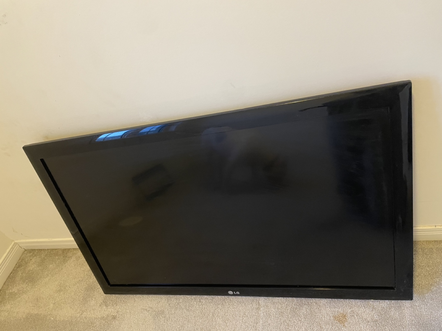 LG 40” LCD HDTV - photo 3
