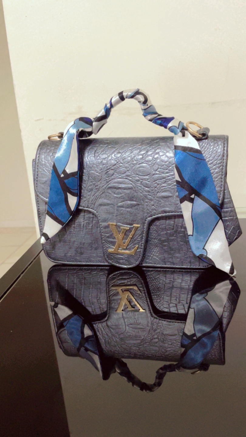 Stylish Crocodile-Embossed Handbag with Scarf Accent - photo 4