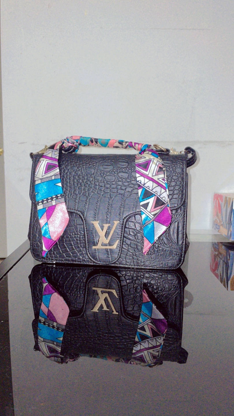 Stylish Crocodile-Embossed Handbag with Scarf Accent - photo 2