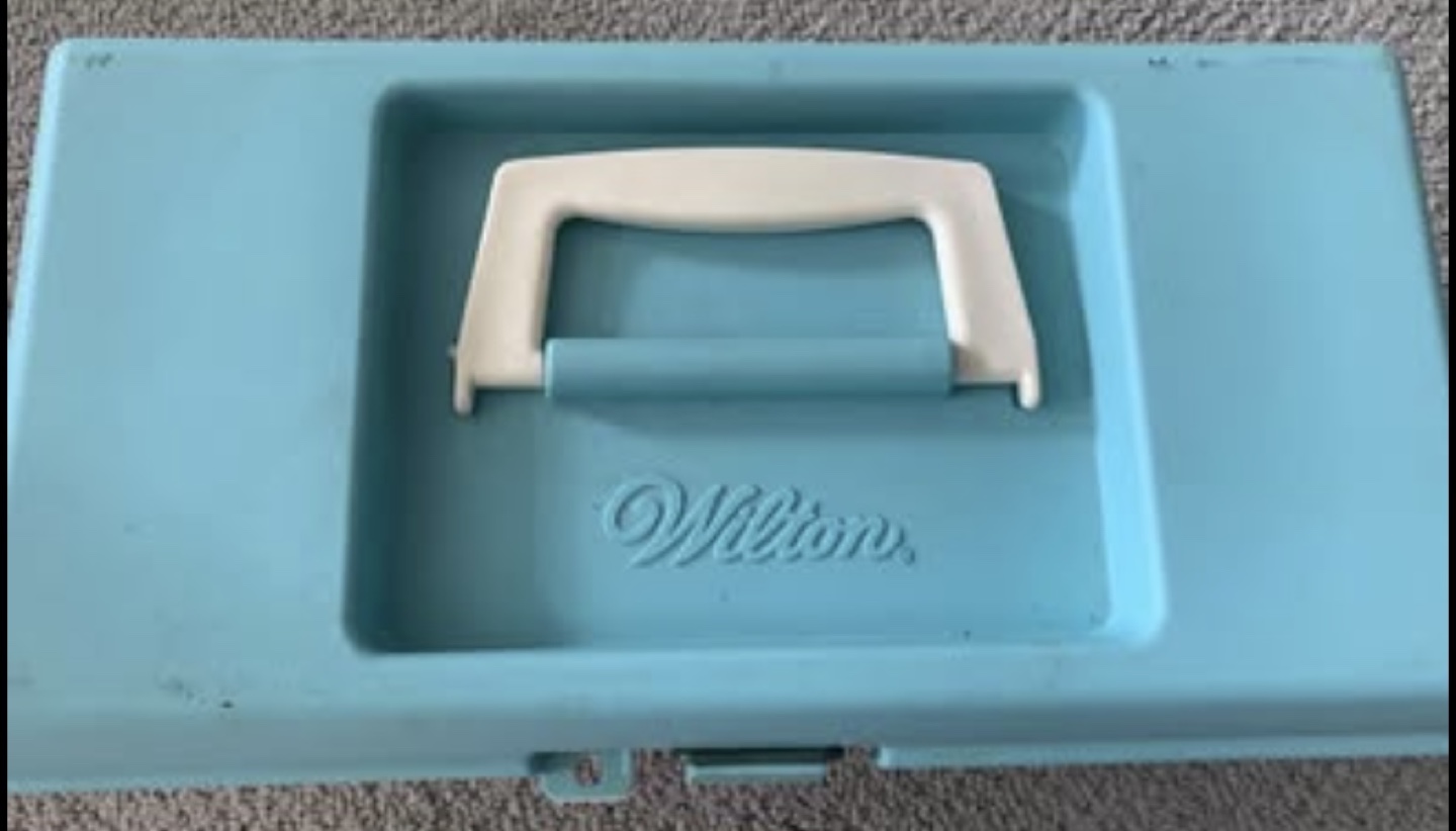 Wilton Cake Decorating Caddy & Tools - photo 2