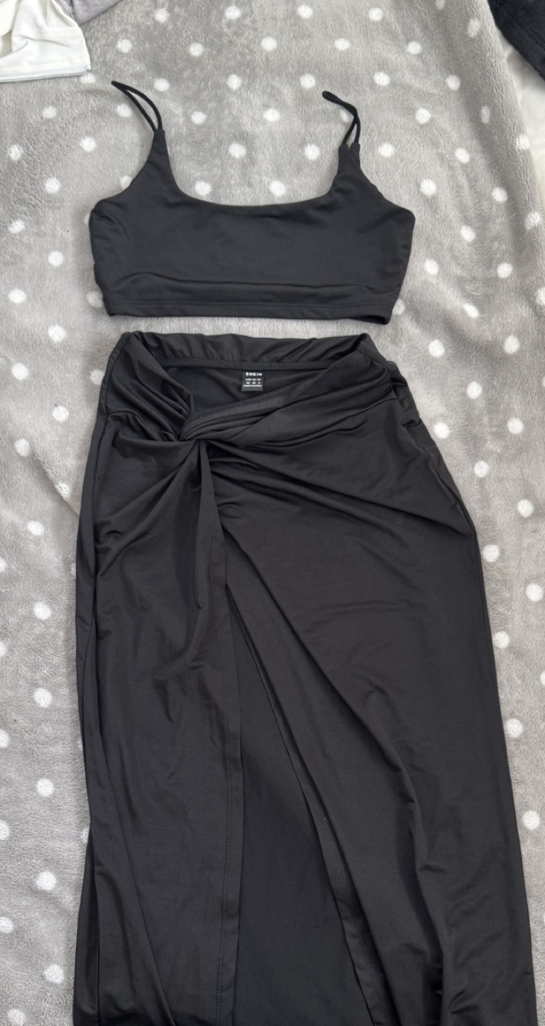 Two-piece set: Black and burgundy crop top and maxi skirt - photo 2