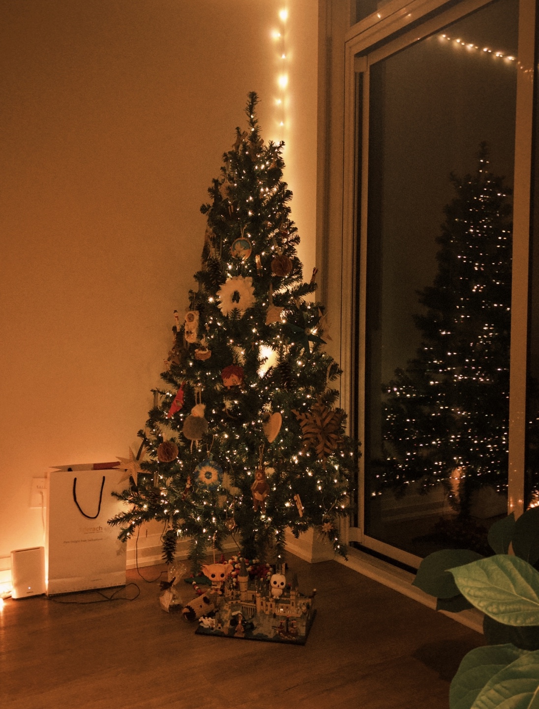 Set Christmas tree and garland