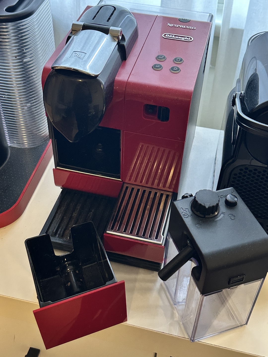 DeLonghi Nespresso Lattissima Touch Espresso Machine - Red - photo 4