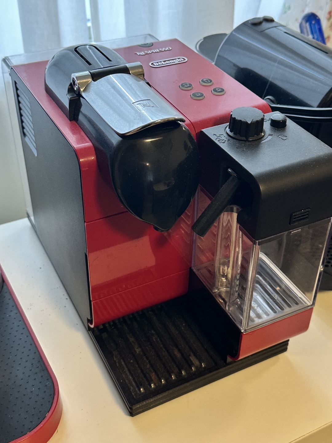 DeLonghi Nespresso Lattissima Touch Espresso Machine - Red - photo 2