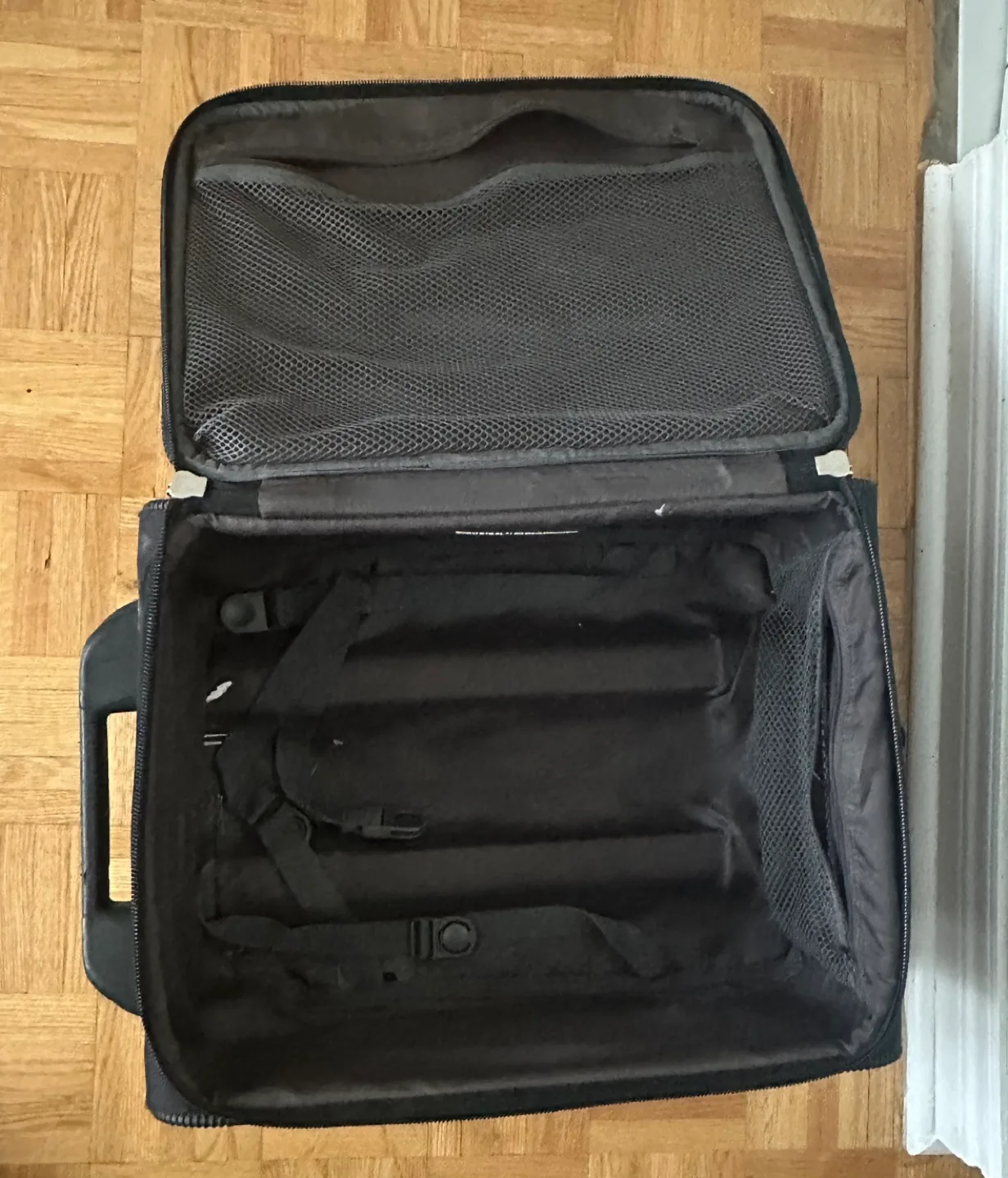 Travelpro flight crew Carry-On Rolling Suitcase image indicator(3)