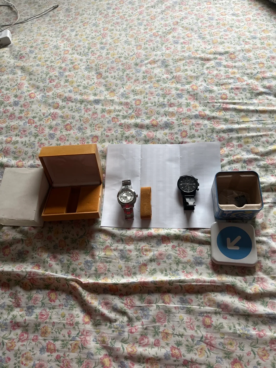 Two Fossil watches image indicator(2)