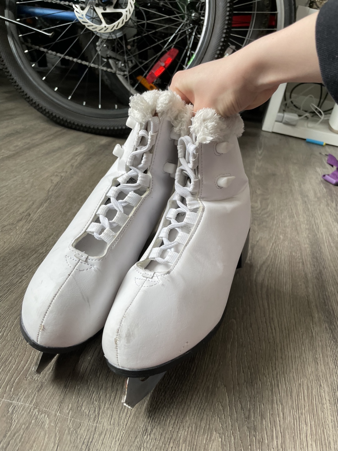 Women's Size 7 Figure Skates with Warm Fur Collar