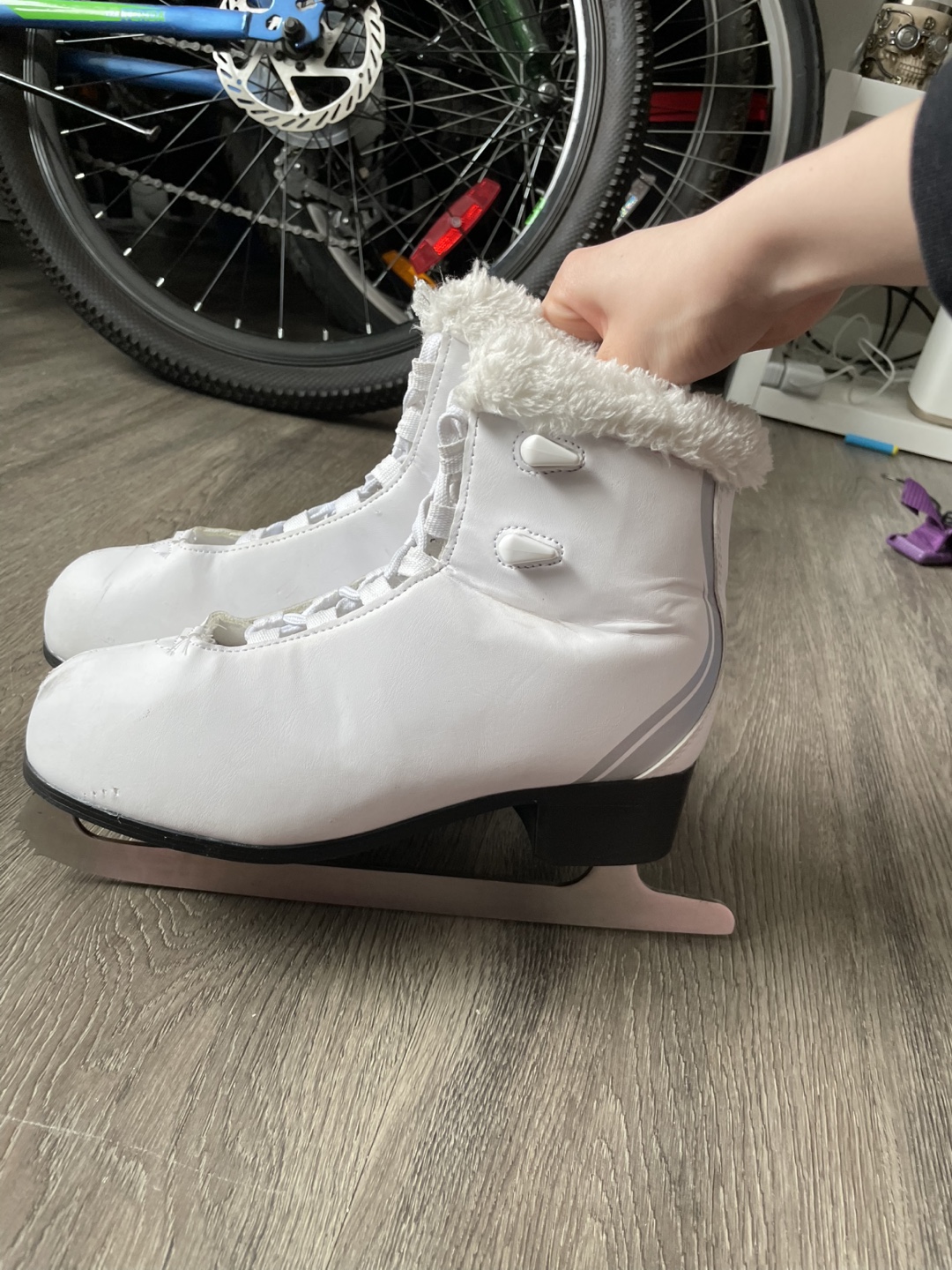 Women's Size 7 Figure Skates with Warm Fur Collar - photo 2