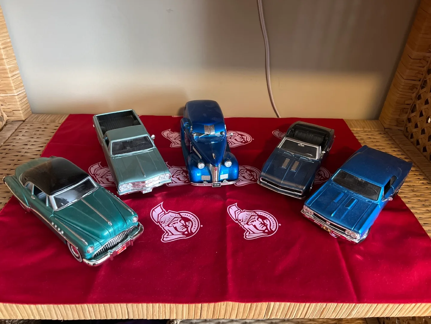 Collectible 1:24 Scale Diecast Classic Car Set thumbnail