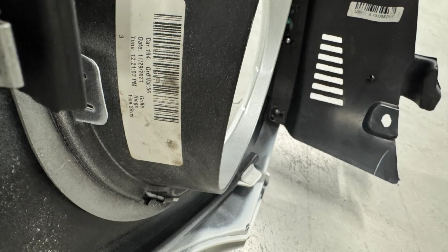 Jeep Wrangler JL 2018-2022 Front Grille Assembly - Bright White image indicator(5)