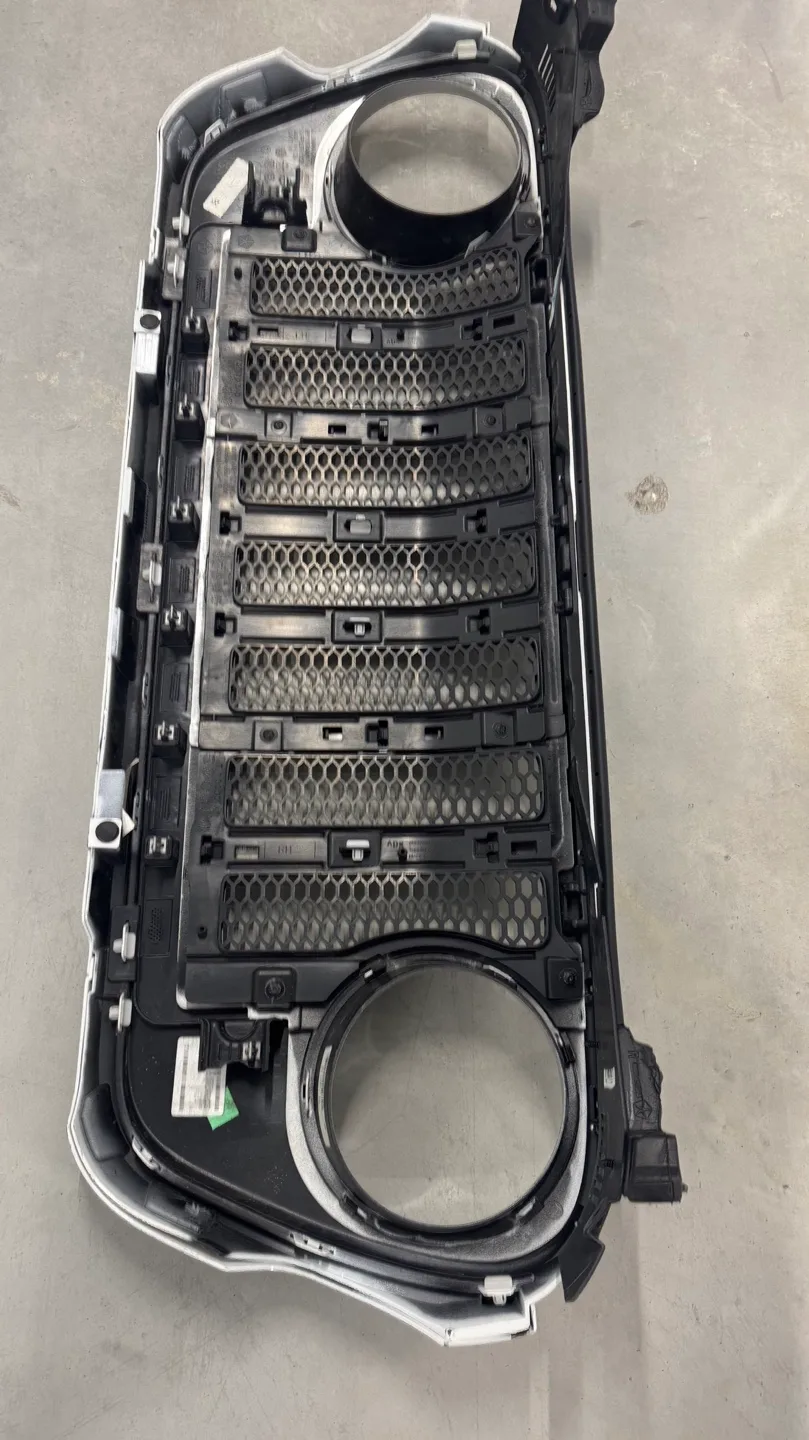 Jeep Wrangler JL 2018-2022 Front Grille Assembly - Bright White image indicator(3)