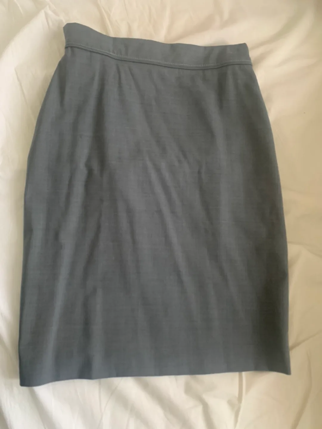 💚Hugo Boss Grey Pencil Skirt Size 0 but fit more like 2. Wool. image indicator(2)