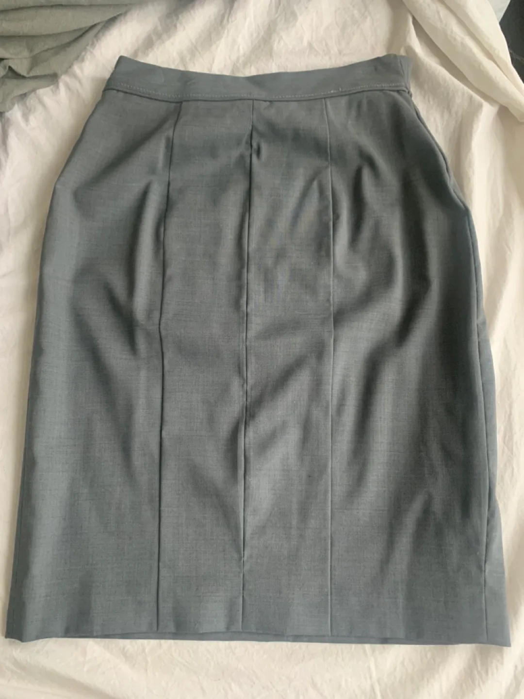 💚Hugo Boss Grey Pencil Skirt Size 0 but fit more like 2. Wool. image indicator(8)