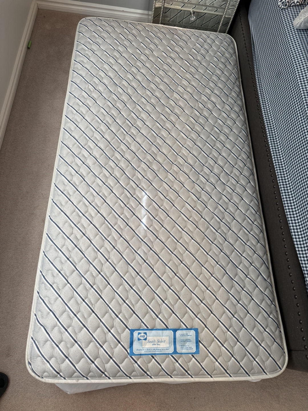 Selling Sealy Mattress - Single (Twin size)