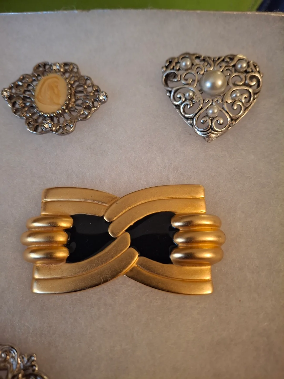 Brooches/pins (priced per item) image indicator(2)