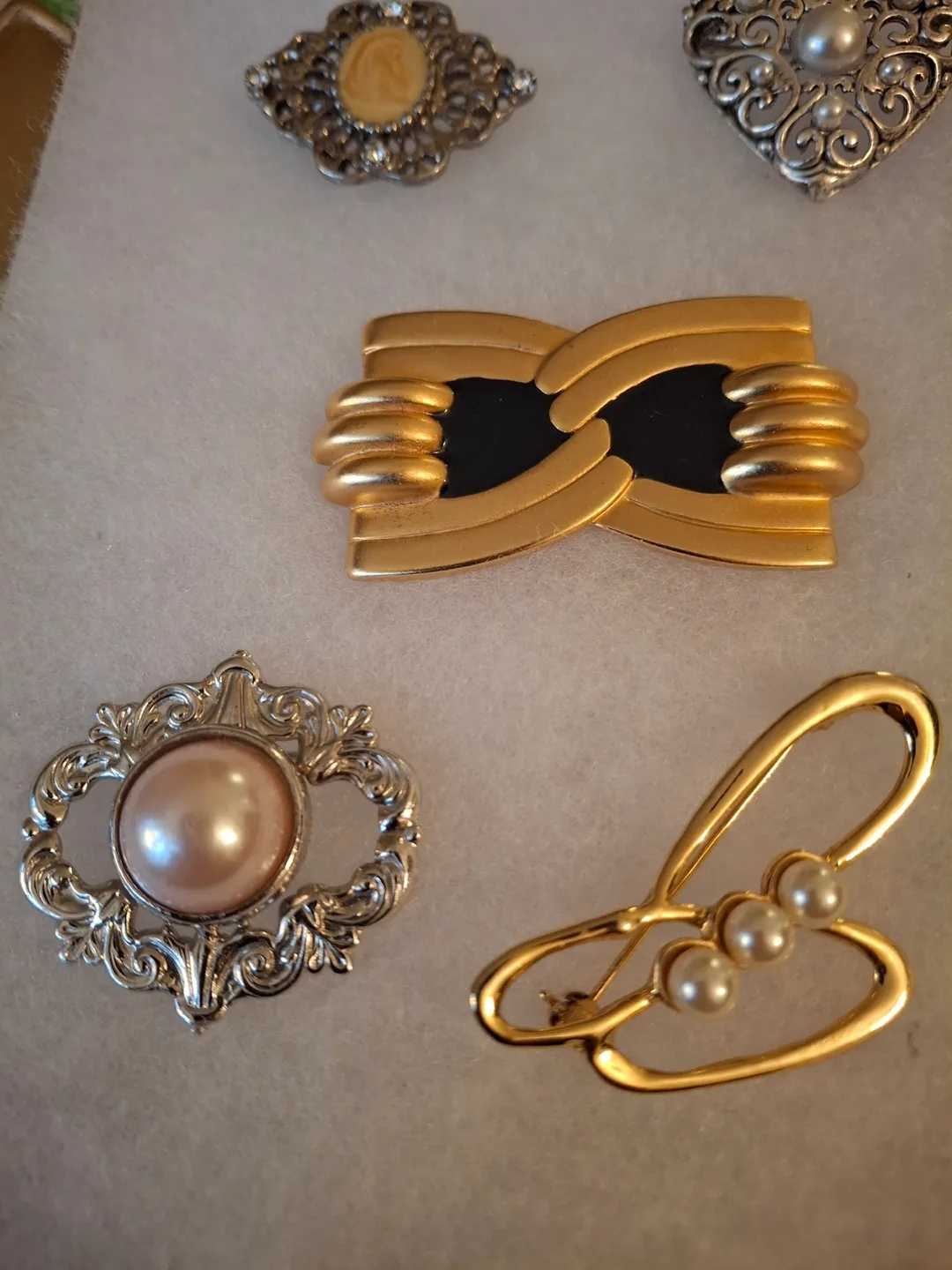 Brooches/pins (priced per item) image indicator(3)