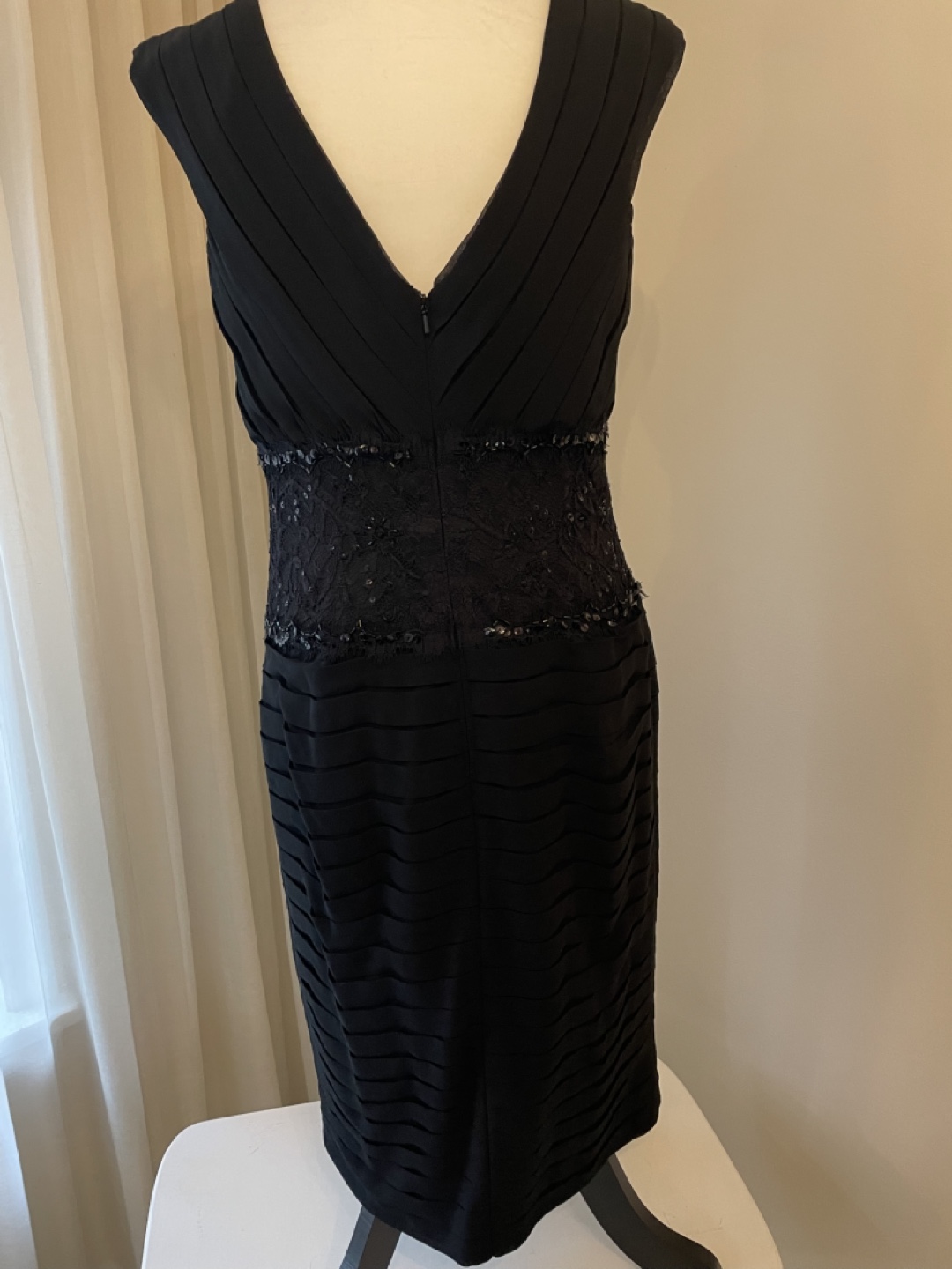 Stunning Black Sleeveless Cocktail Dress with Lace Detail - photo 3