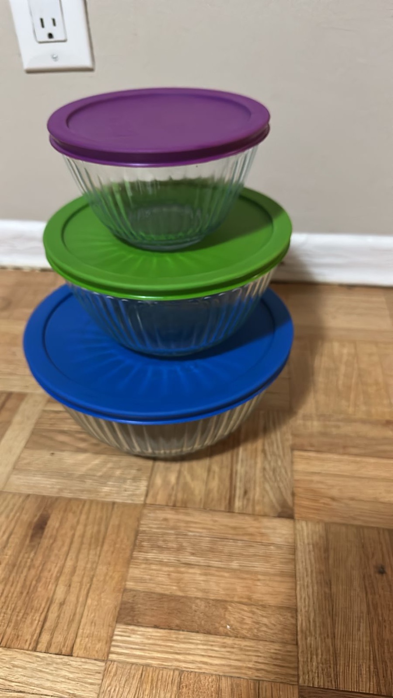 Set of 3 Pyrex  Glass Mixing Bowls with Lids