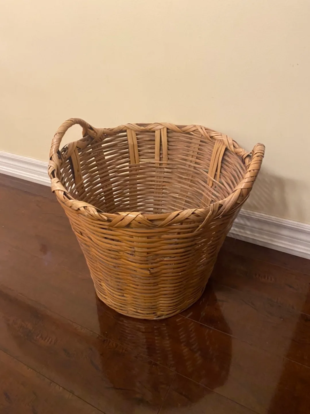 Large Wicker Basket with Handles image indicator(2)