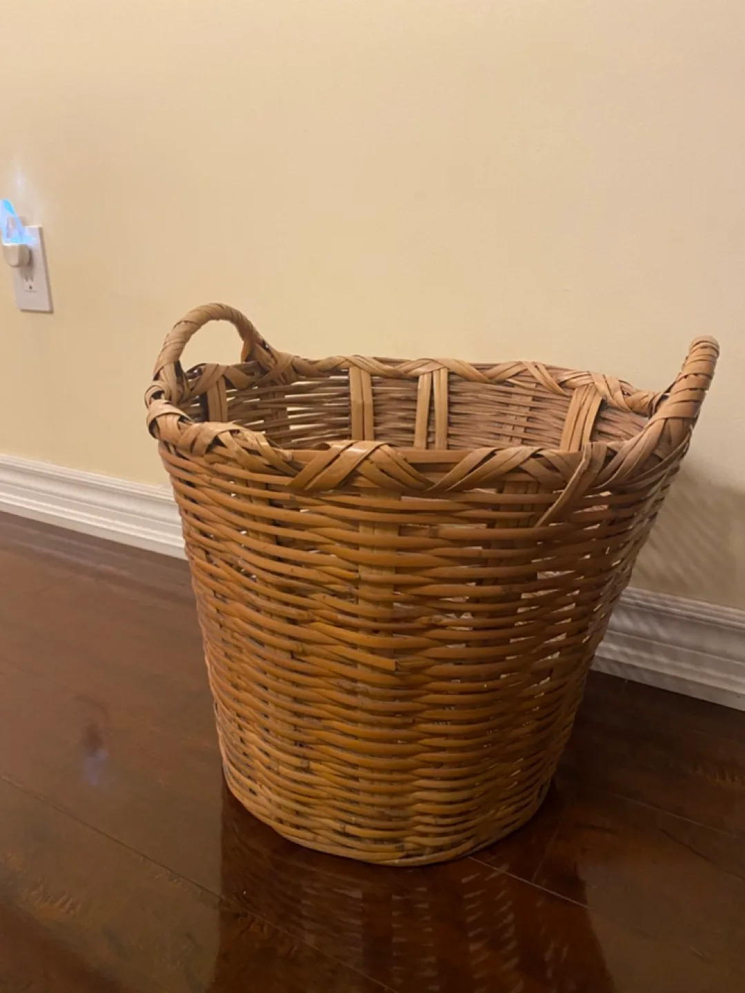 Large Wicker Basket with Handles image indicator(4)