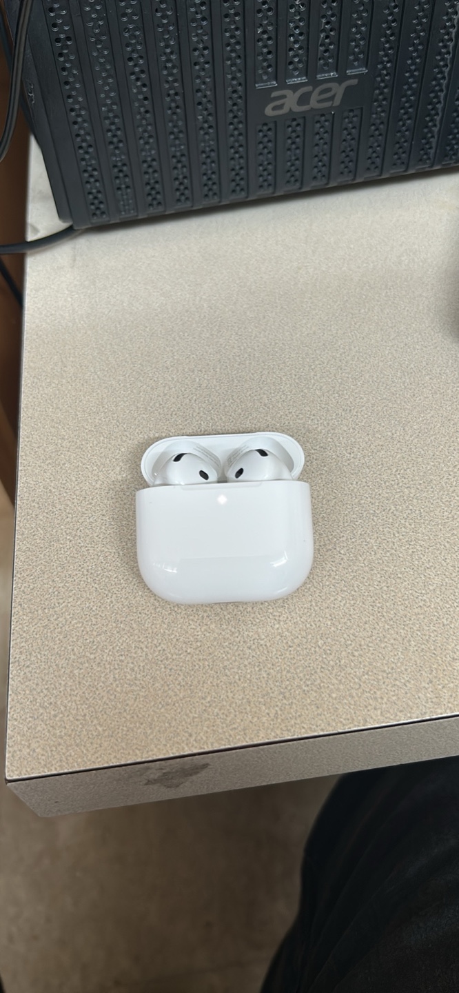 Apple AirPods 4 with Charging Case non noise canceling - photo 2