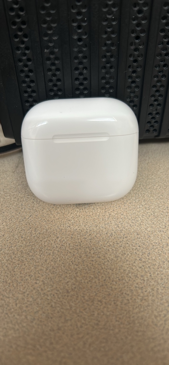 Apple AirPods 4 with Charging Case non noise canceling