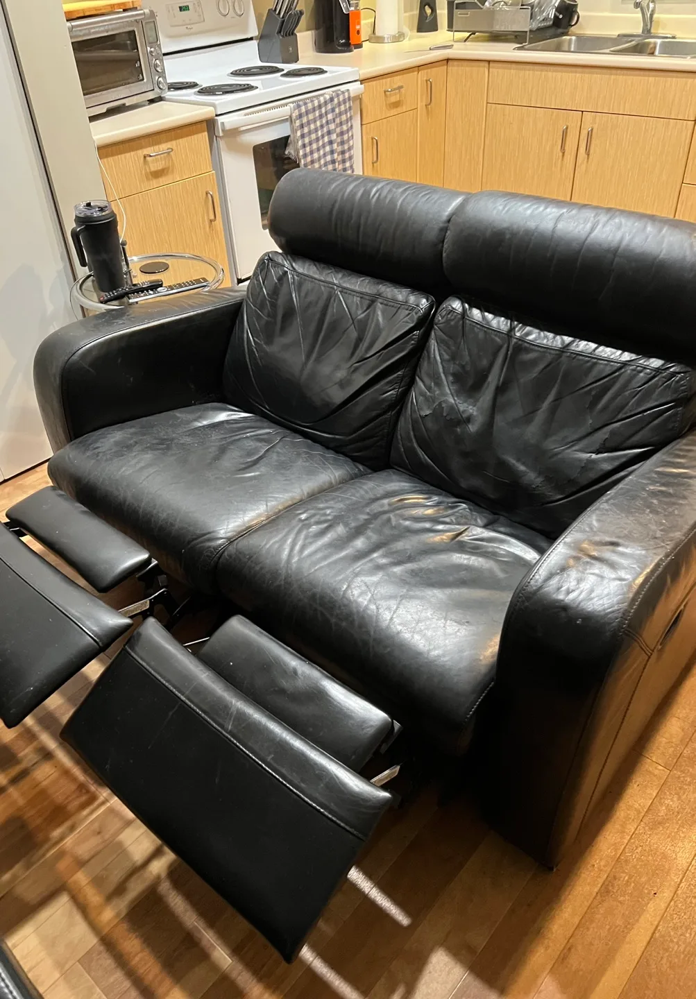 Bought a  new sofa, I will donate it to some family image indicator(2)