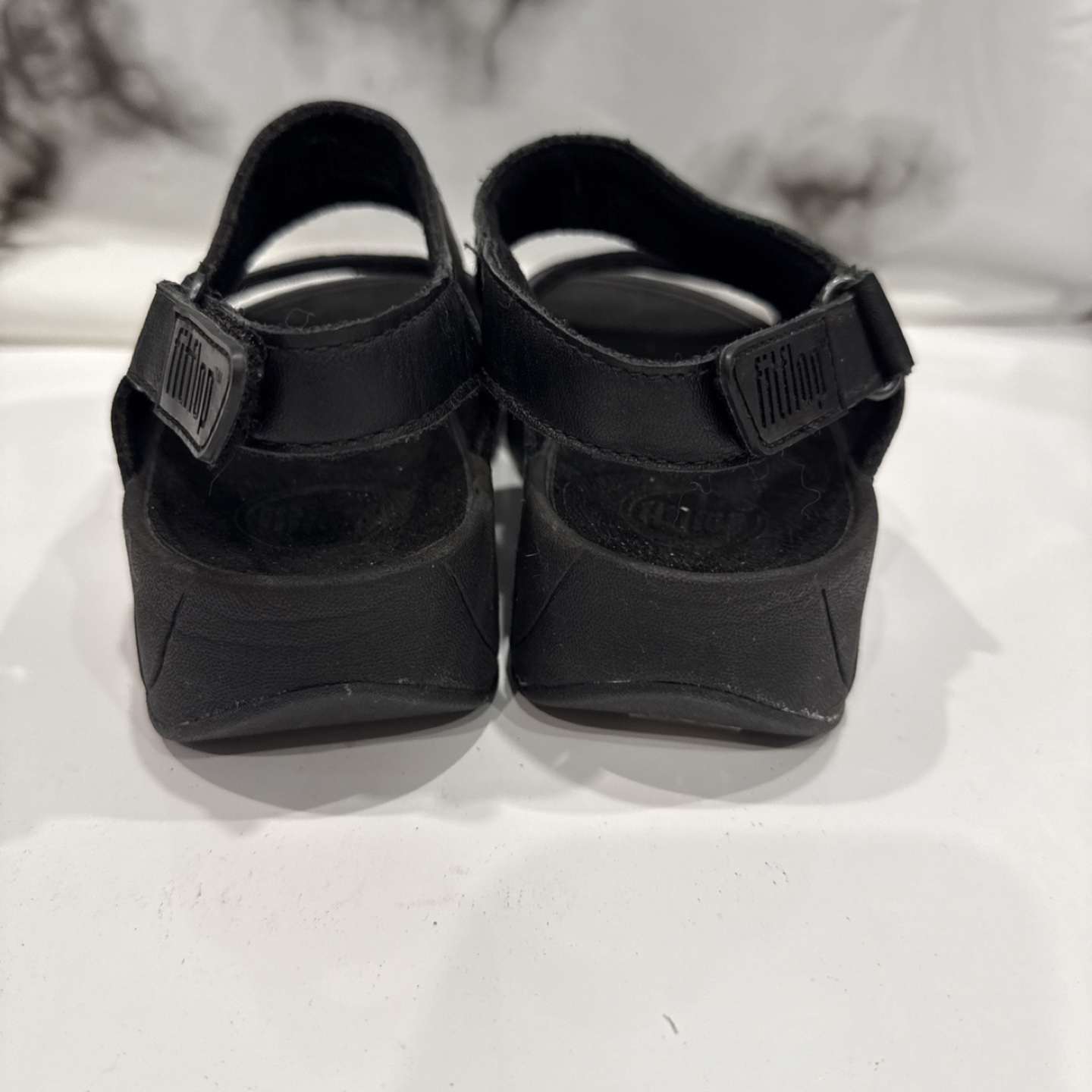 FitFlop Women's Black Leather Sandals Size 6 - photo 3