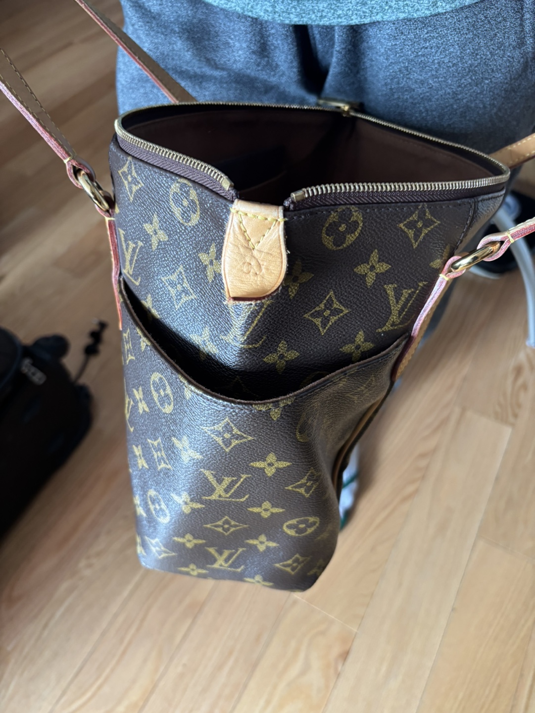 Louis Vuitton Monogram Canvas Handbag - photo 3