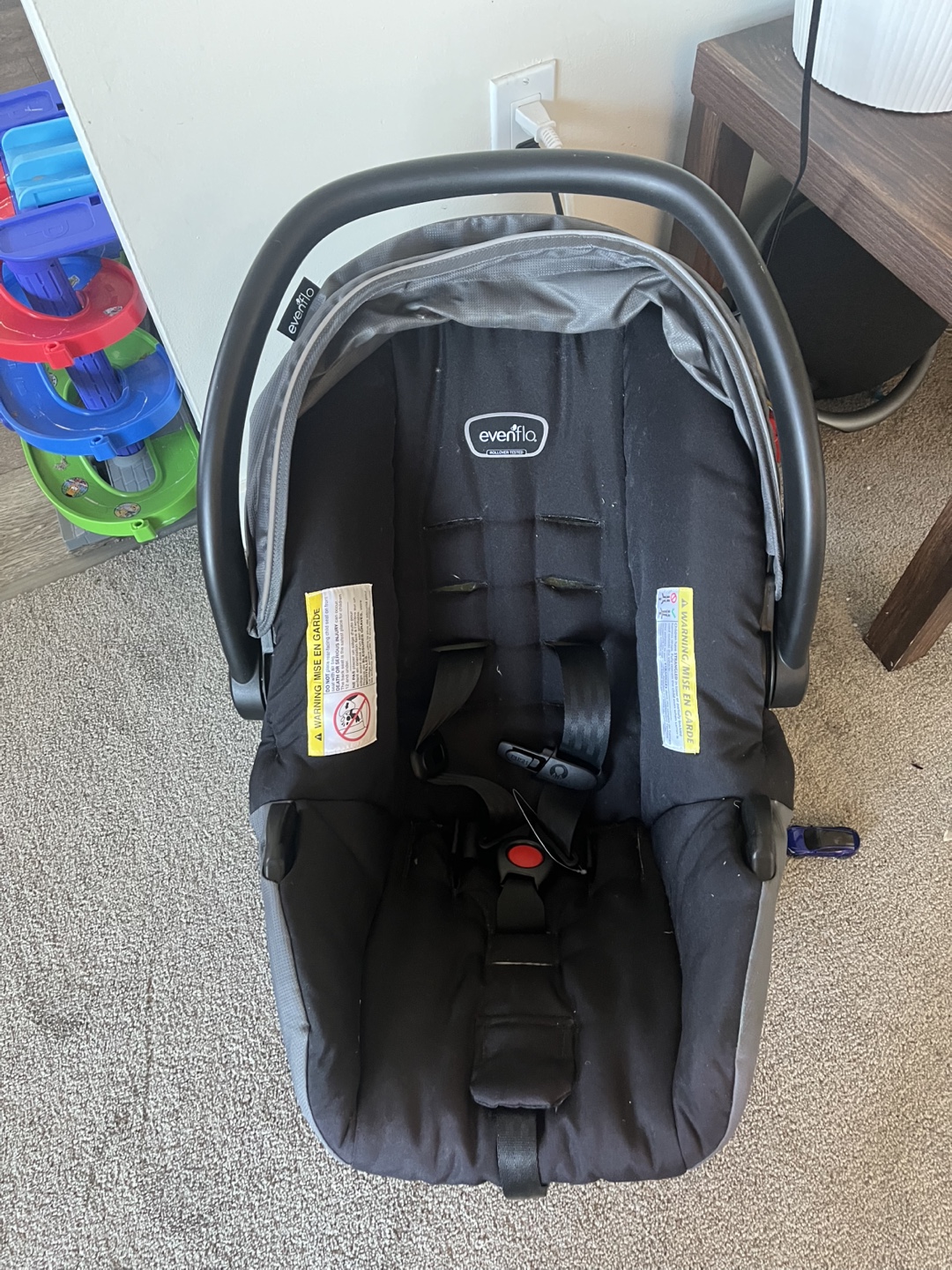 New 2029 expiry Evenflo LiteMax 35 Infant Car Seat - photo 2