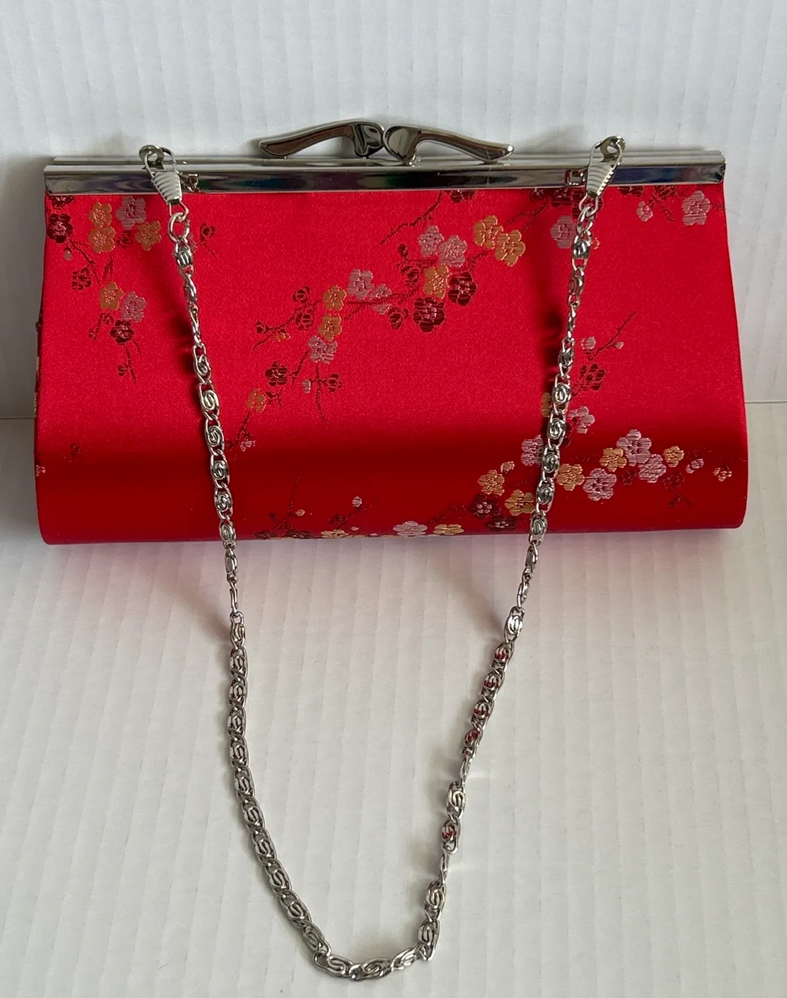 Asian-style Red Floral Clasp Purse with chain image indicator(4)
