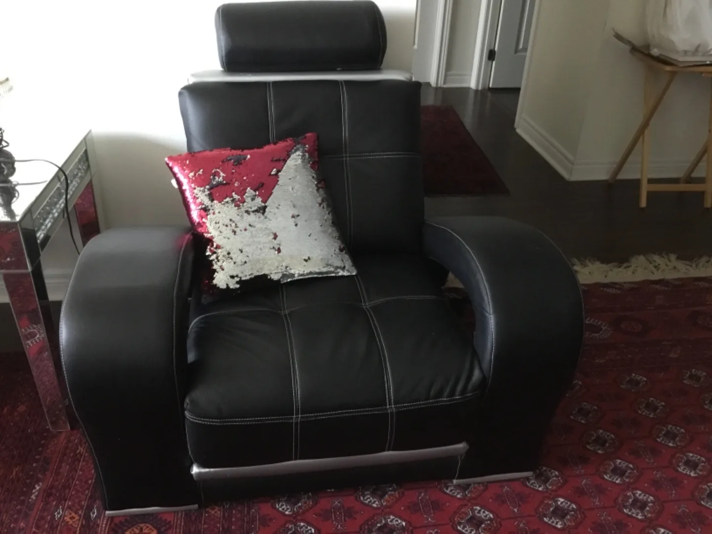 Modern Black Leather Sofa and Loveseat Set image indicator(2)