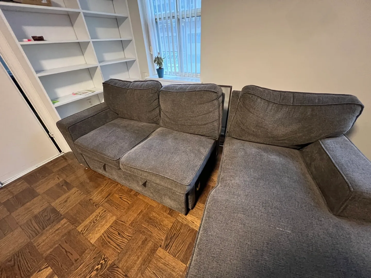 Ultra-Comfy Grey Sectional Sofa with Chaise & Serta Pull-Out image indicator(5)