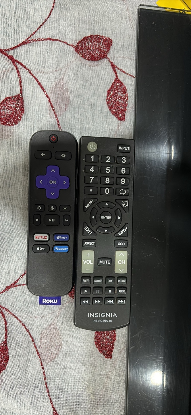 Insignia 43" LED HDTV with Roku Remote - photo 5